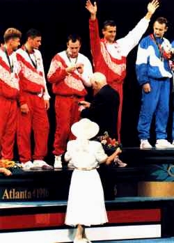 Atlanta : dekoracja srebrnych medalistw olimpijskich we florecie druynowym